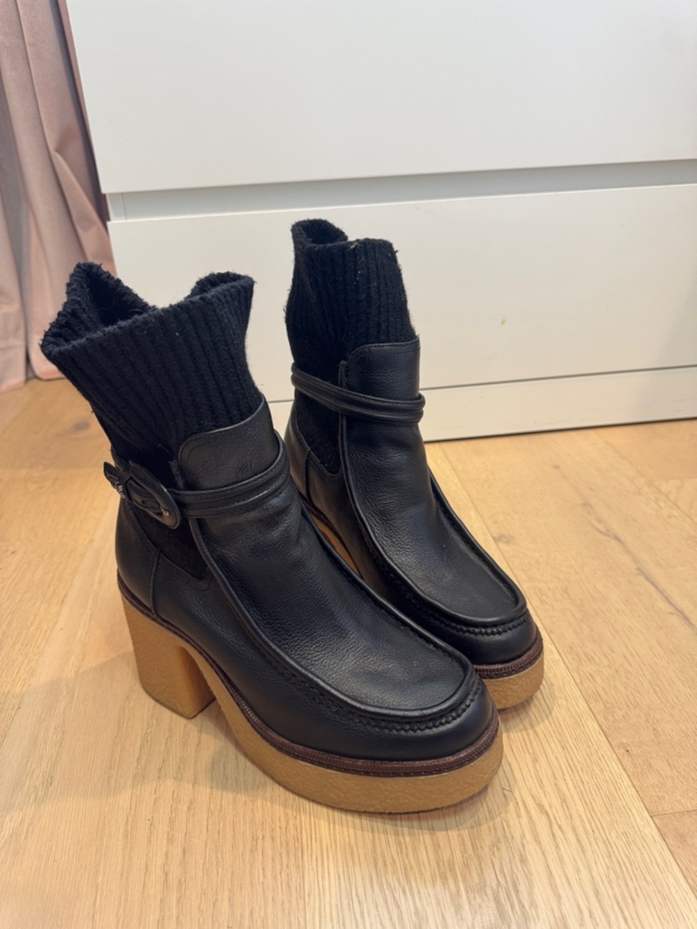 Black Leather Platform Ankle Boots with Knit Cuff Looks Chloe